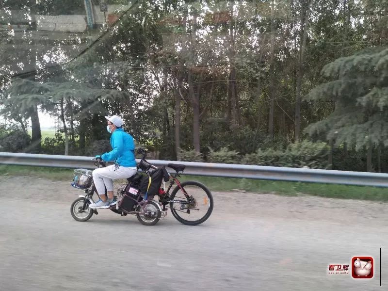 【扫街图文】小哥一人骑两辆车;女孩裂口服装成亮点;大人领幼童下大禹