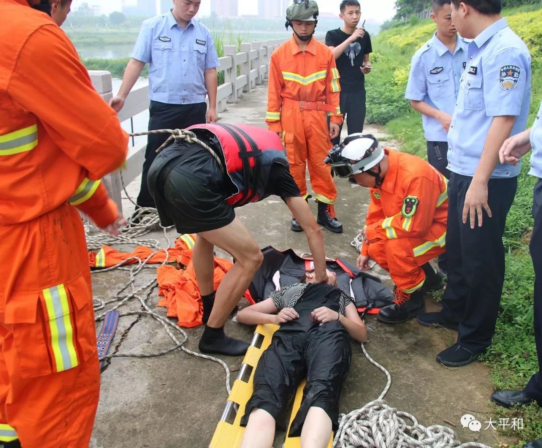 台风后河水暴涨,平和女子捡手机不慎落水