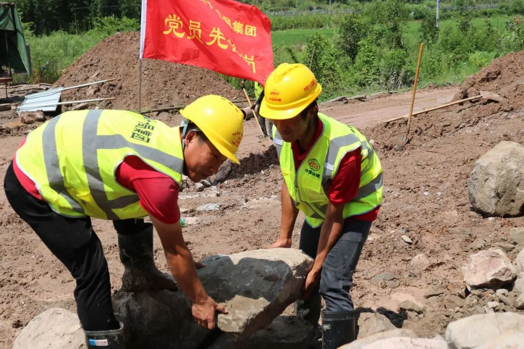 "先锋党员"和"青年突击队员"为村民道路搬碎石