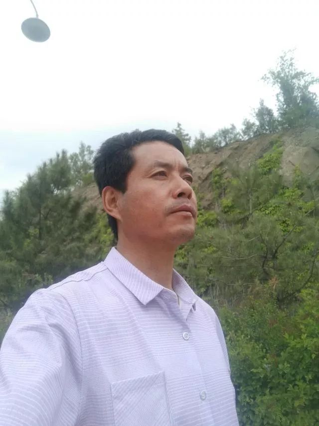 李廷峰 笔名星雨,男,辽宁朝阳喀左人.