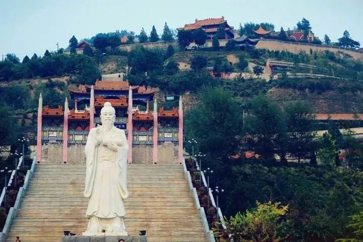 因山顶有一座著名的墓冢它位于甘肃省庆阳市庆城县城东山周祖陵森林