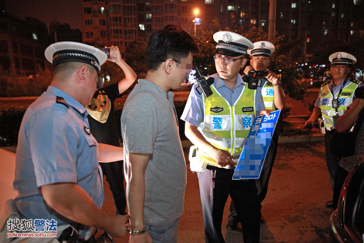 民警将车辆与驾驶员控制后,对车内进行检查7月13日晚,北京市公安交管