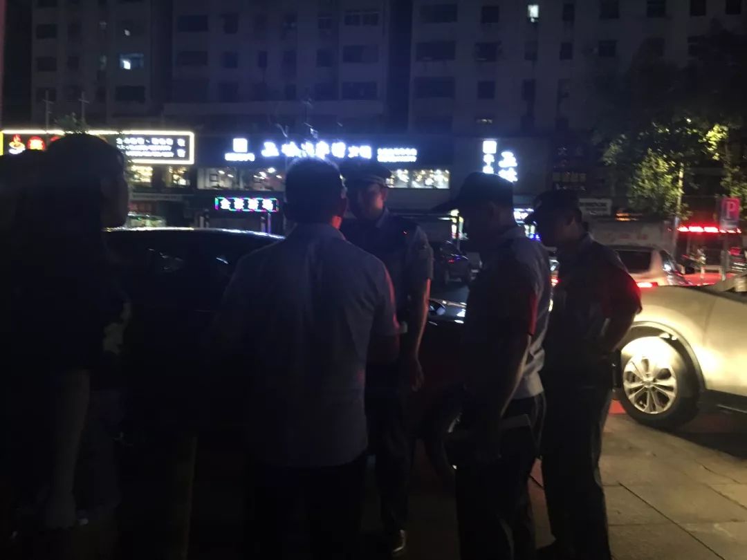 高能广场突发一起打人事件 派出所民警迅速赶至现场
