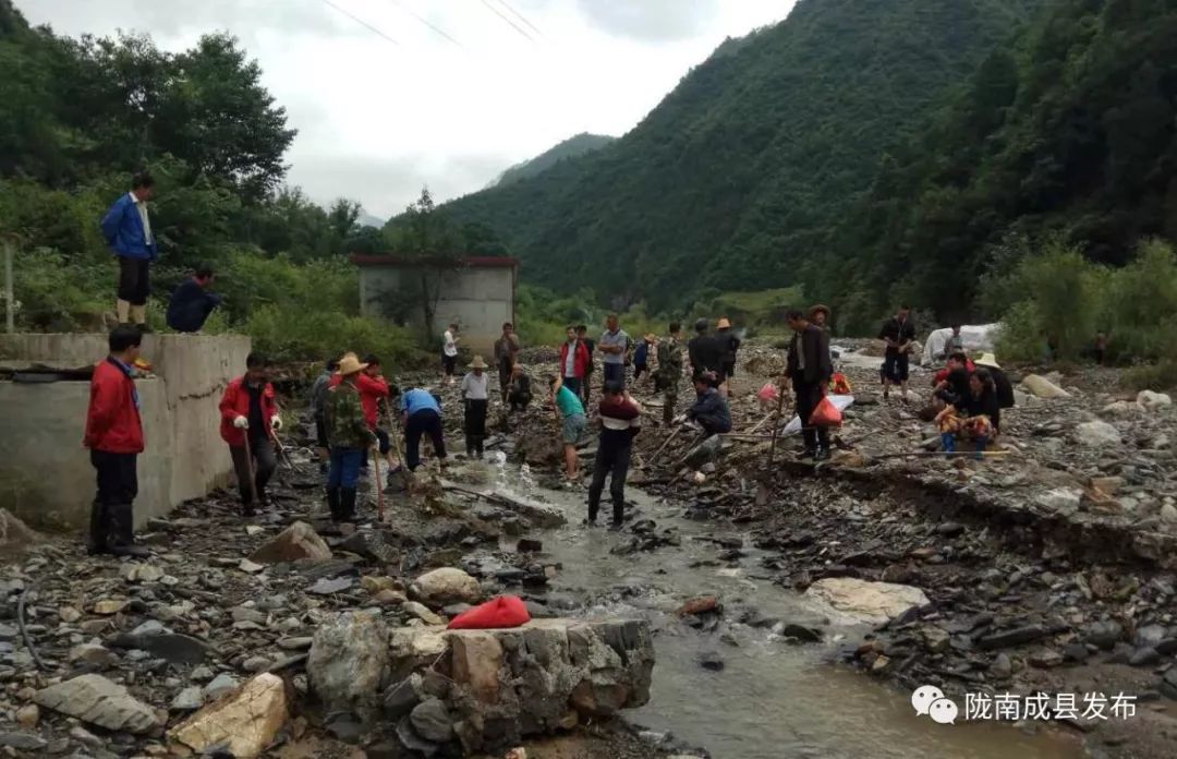 成县黄渚镇赵河村干群在抢修人饮工程.