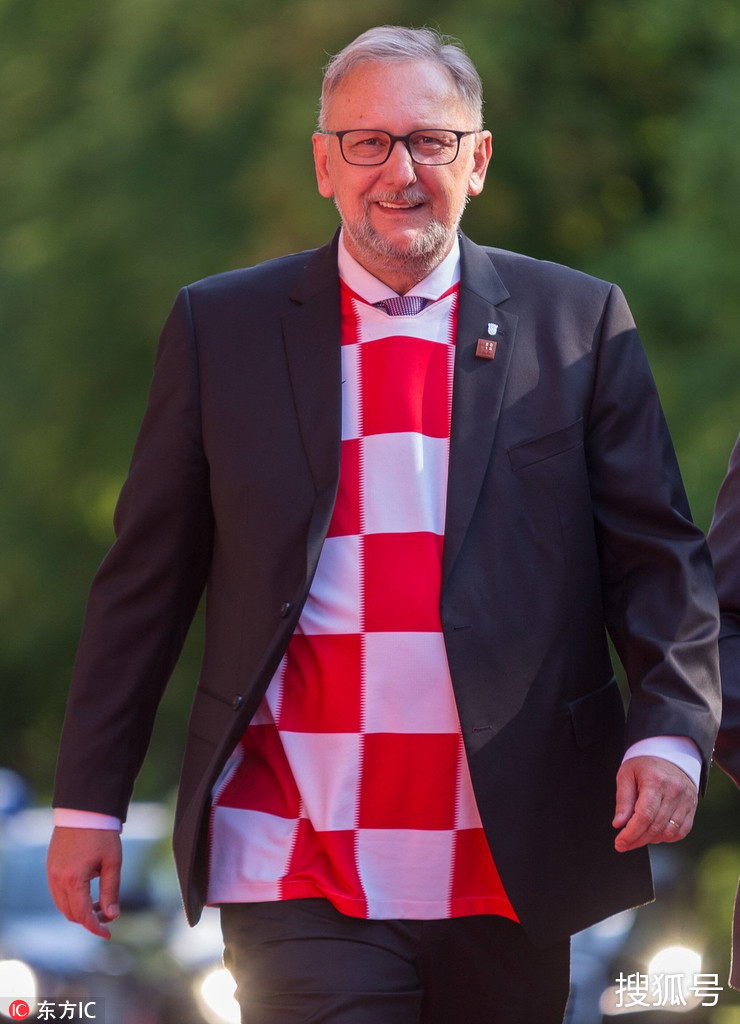 力挺国家队 克罗地亚内政部长穿球衣参加欧盟