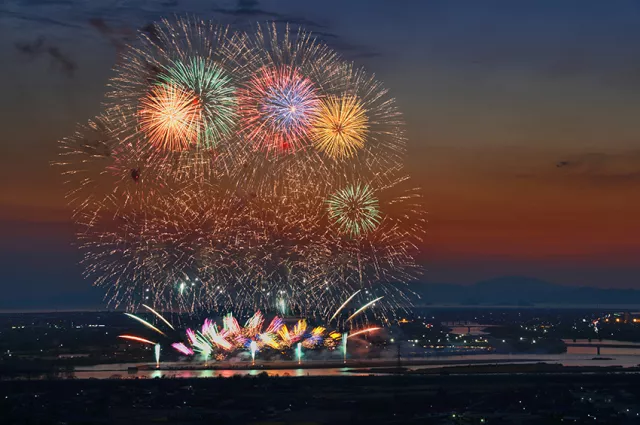 日本花火大会体验独特的日本风情