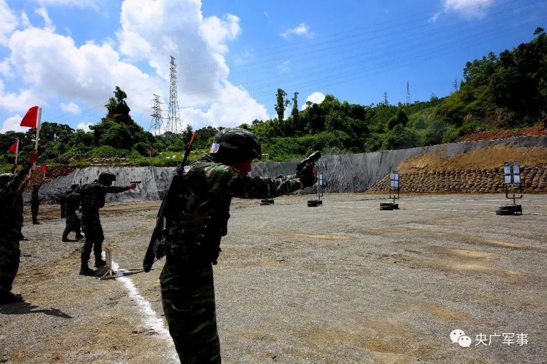 40℃"烤"验!特战队员射击场上战高温