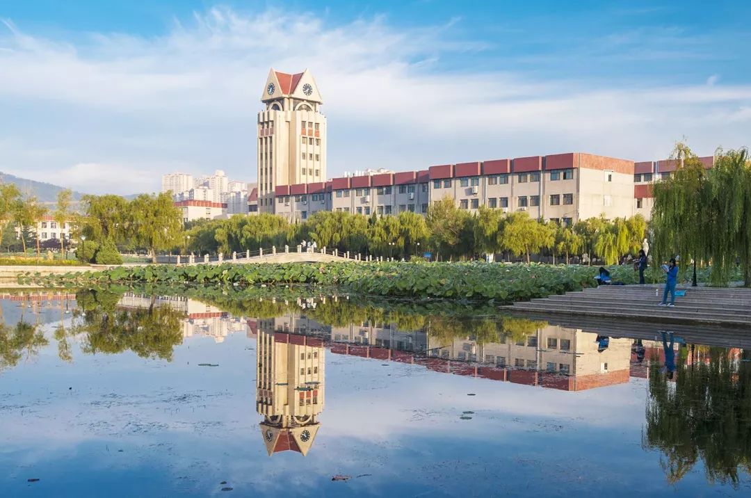 钟楼映水海滨朝阳大连海洋大学学校有黄海校区,渤海校区和瓦房店校区