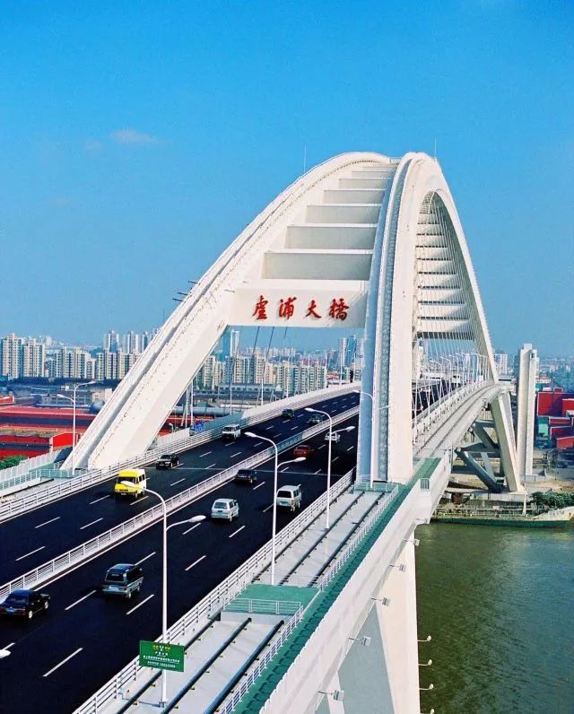 整座主桥使用钢达3.5万多吨