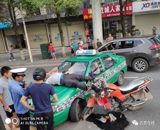 车祸现场图片事故原因正在进一步调查中,一切以相关部门发布信息为