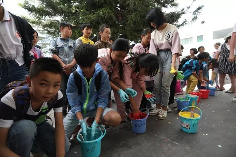 为爱上色艺术携手潘悦高佳乐凉山州西昌市佑君镇金马小学