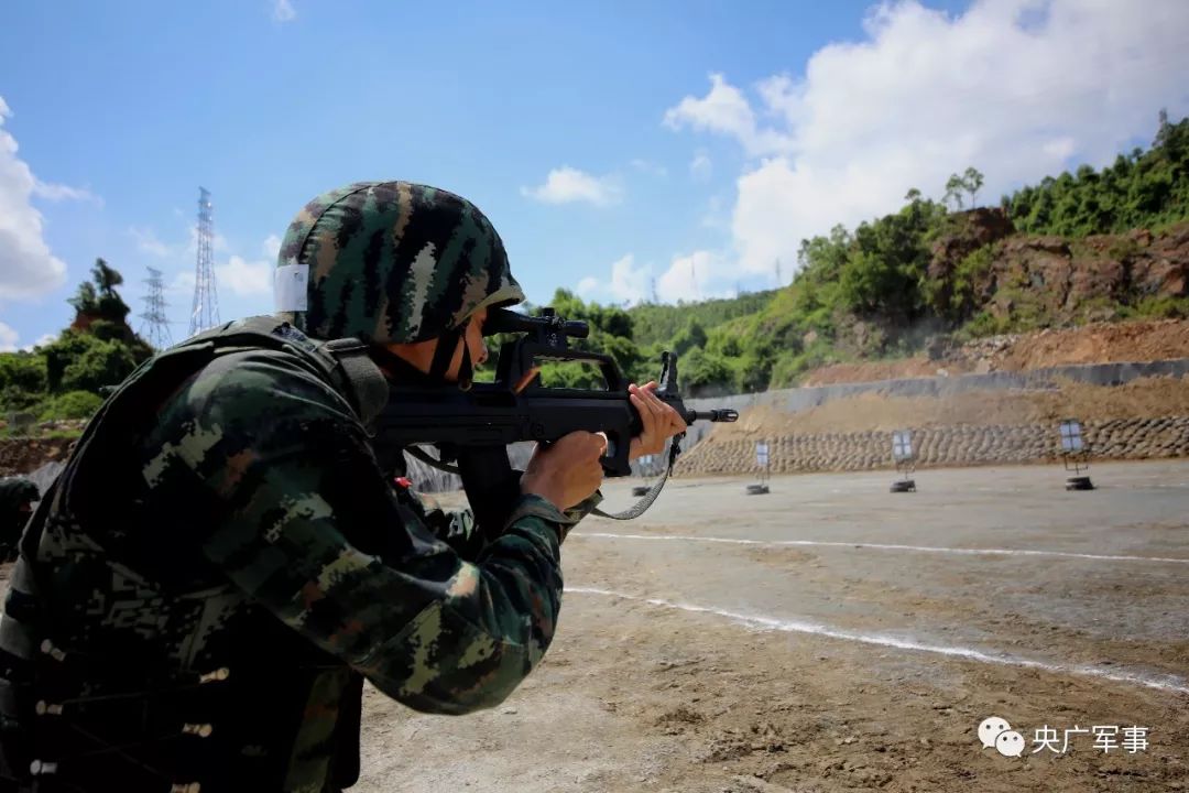 40℃"烤"验!特战队员射击场上战高温