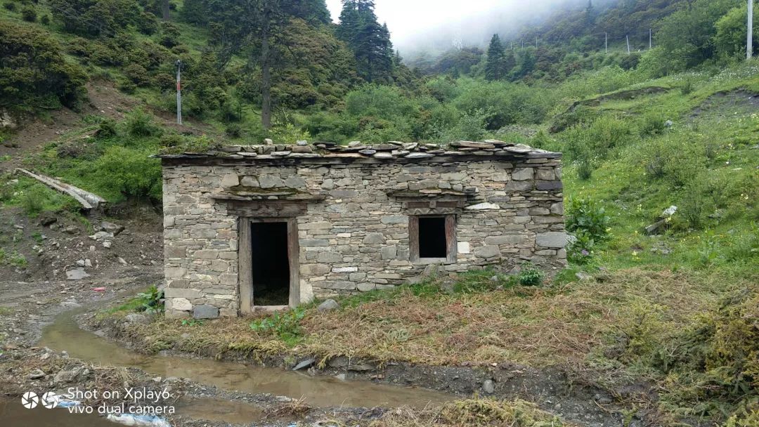 想想如果晚上能找到这么个废弃的破房子遮风挡雨,在里面点把火也是不