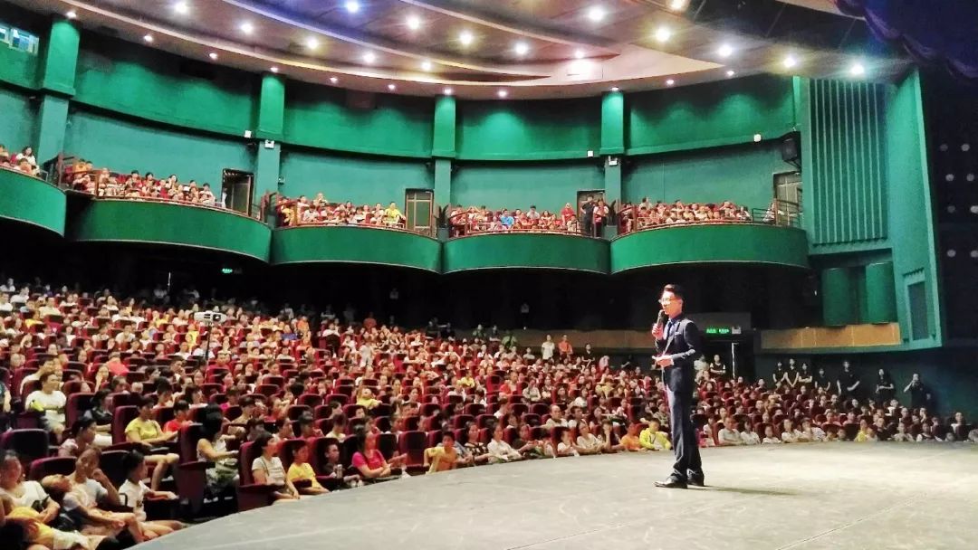 昨晚,两场千人大型励志公益演讲会沸动全城