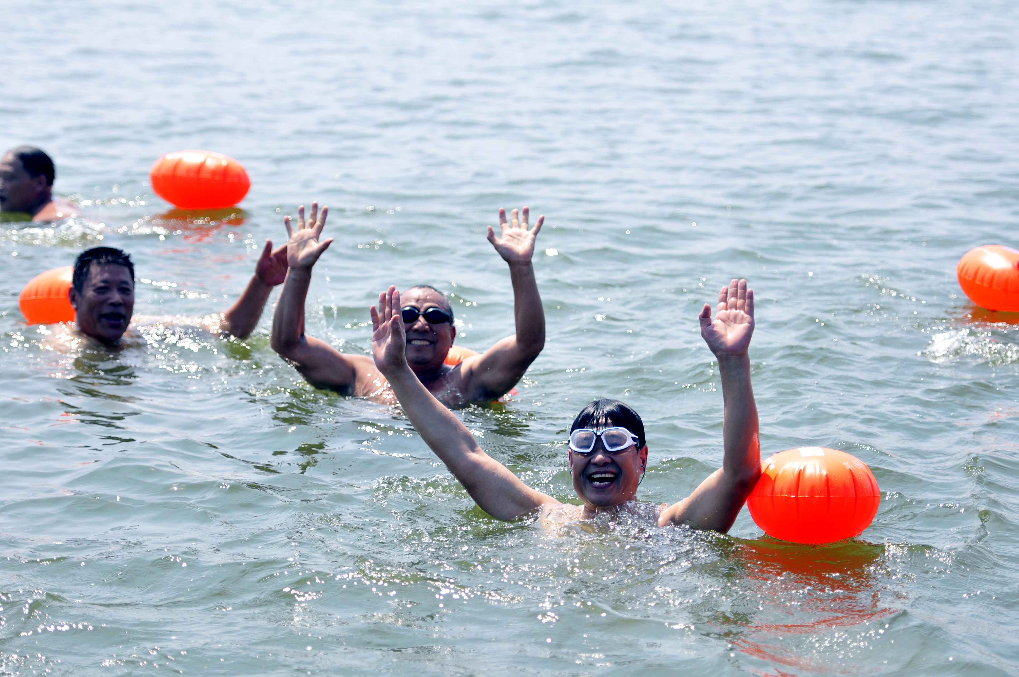 7月15日,在山东省临沂市郯城县马头镇,两名参加"乡村游泳比赛"的游泳