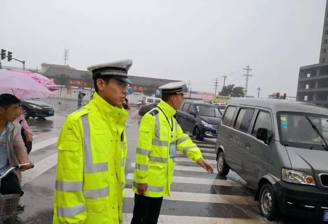 向雨中执勤交城交警致敬