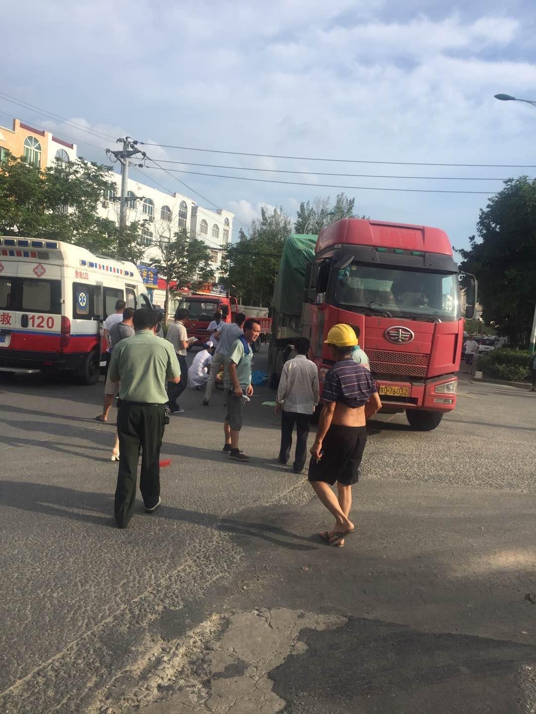 今日麻城气门厂侧门附近发生一起交通事故,一大货车与摩托相撞