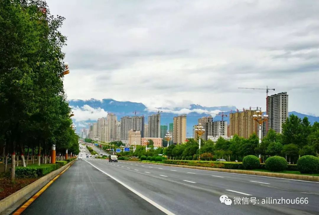 今日下雨过后, 林州市区西部再次出现云海 好多朋友都拿出手机定格