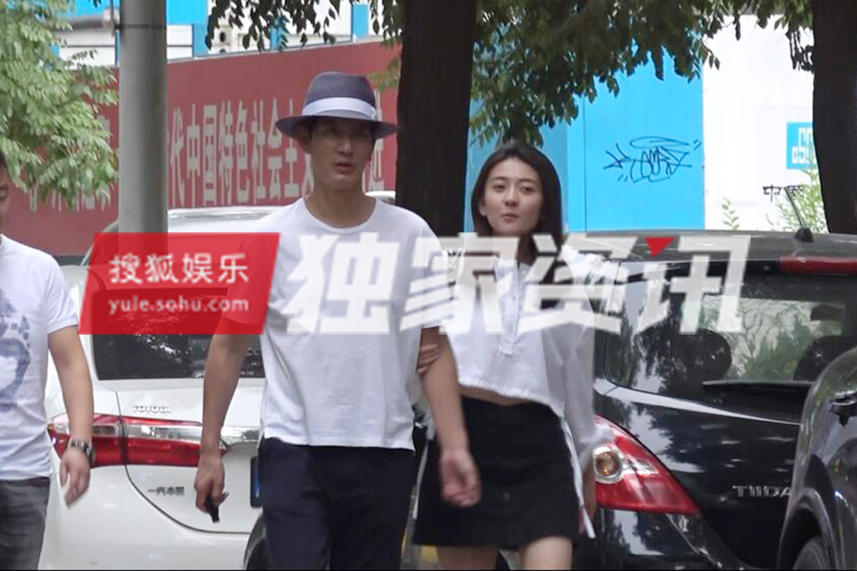 蒲巴甲向女友梁洁求婚成功,晋升为准夫妻,还专门在微博中分享了喜悦