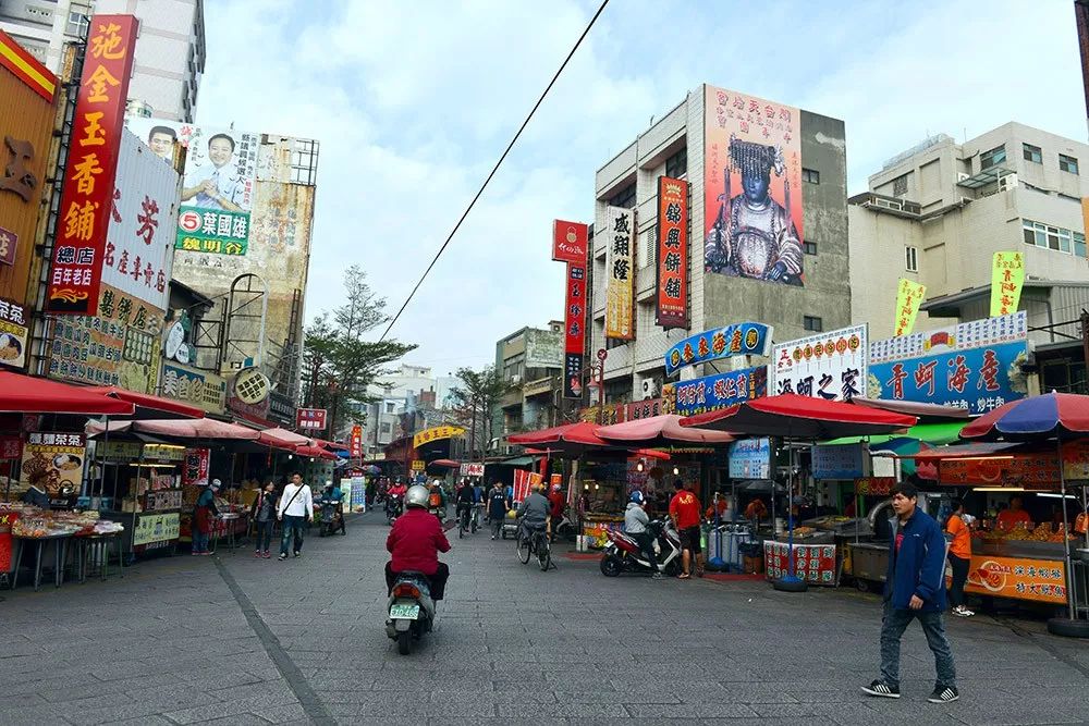 今天的鹿港,在厚重的人文历史气息的熏陶下,成就了一个韵味十足的老