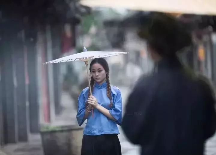 悠长 又寂寥的雨巷, 我希望逢着 一个丁香一样的 结着愁怨的姑娘