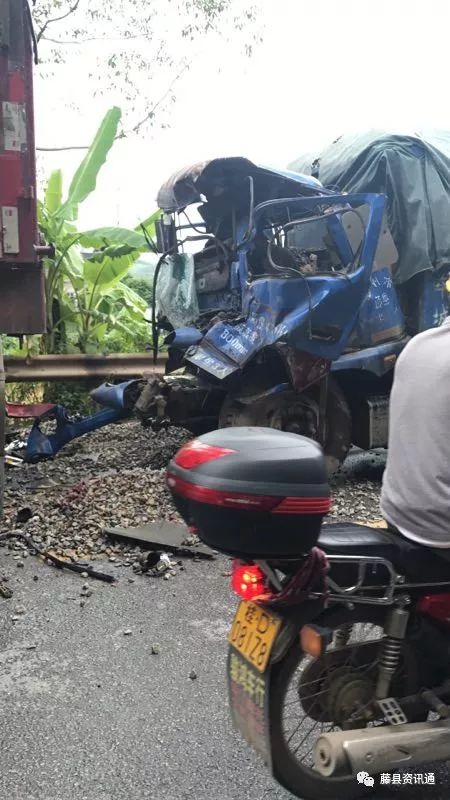 藤县容藤二级公路平政村丹山路段发生车祸,导致一人死亡,交通中断近二