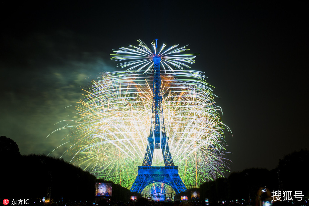 巴黎铁塔烟火盛宴助力法国冲击第二座大力神杯