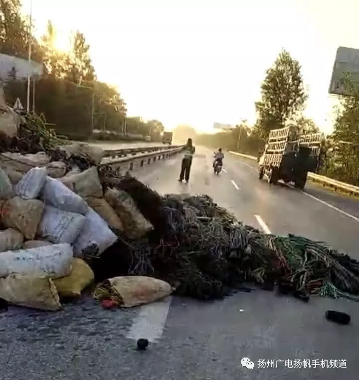 不得了今天扬州发生两起车祸一人身亡还有一货车