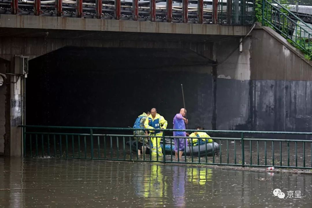 暴雨致北京公路发生9起塌方 多图直击抢险救援现场