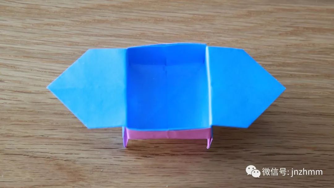 今天我们分享一款非常实用的手机支架折纸,折叠步骤非常简单!