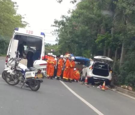 南宁白沙大道发生一起严重交通事故,司机涉嫌疲劳驾驶!