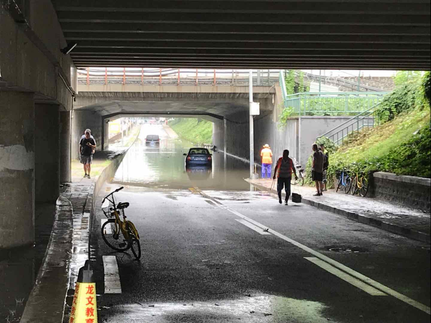 最新实拍:北京暴雨致回龙观城铁桥下积水严重,消防官兵积极抢修排水