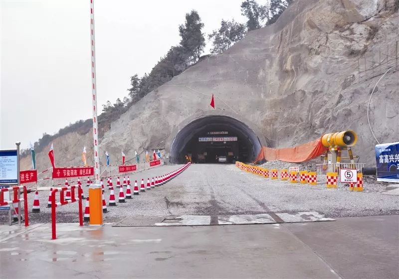 南山隧道是绕北二期工程的重要节点和控制性工程,位于乐清市柳市镇胡