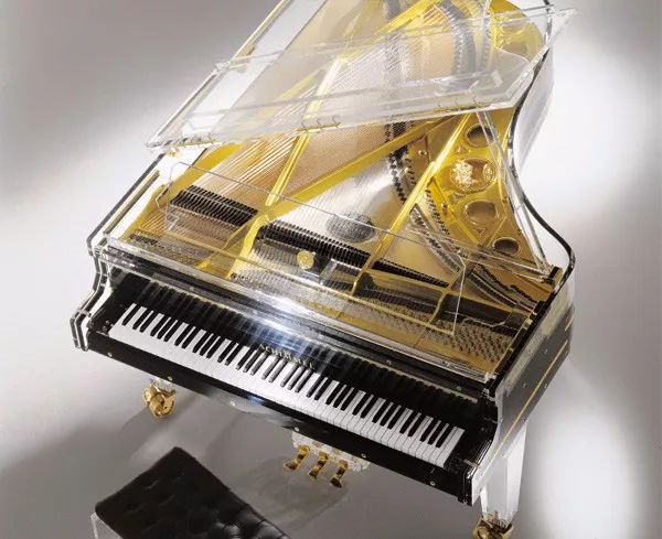 透过晶莹剔透的水晶,可以清晰看到钢琴内部所有精密的构造,令人叹为