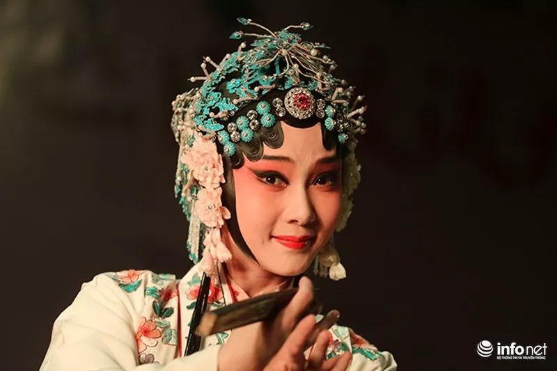 朱冰贞,女,1986年1月出生,北方昆曲剧院演员.