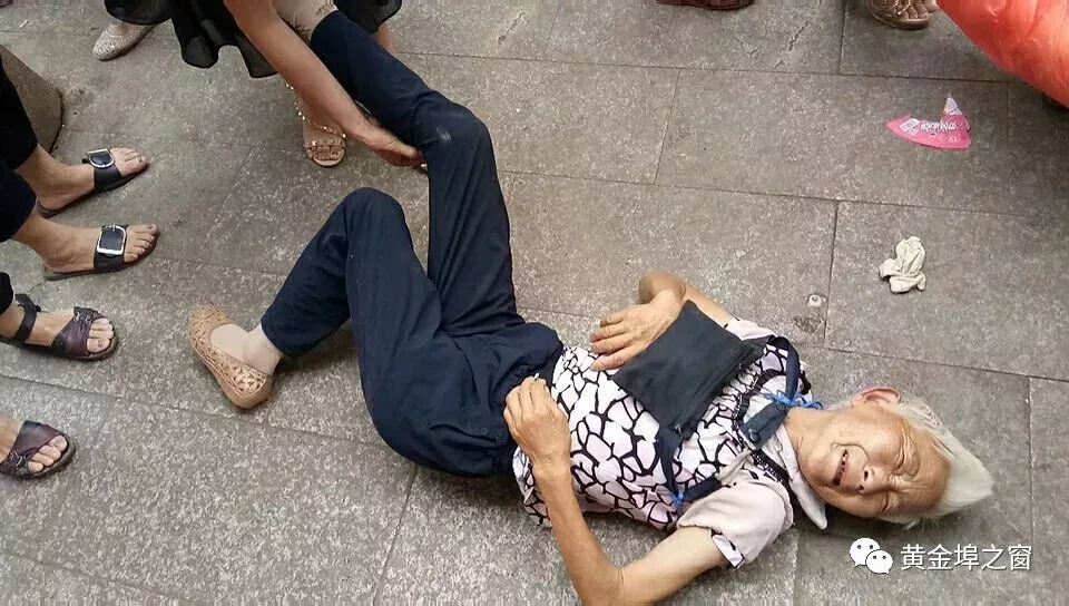 正能量|黄金埠菜市场附近突然有一老人晕倒,两位民警