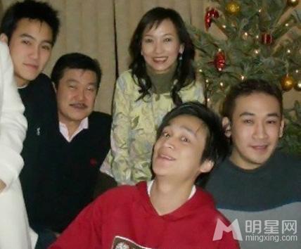 63歲趙雅芝全家福，兩段婚姻三個兒子很幸福，兒媳近照不輸女明星 娛樂 第3張