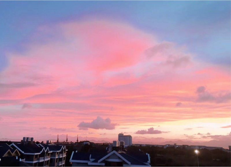 夕阳掩映在云层之中,染红了天际 淡淡的粉色渲染着白云与蓝天 来,让