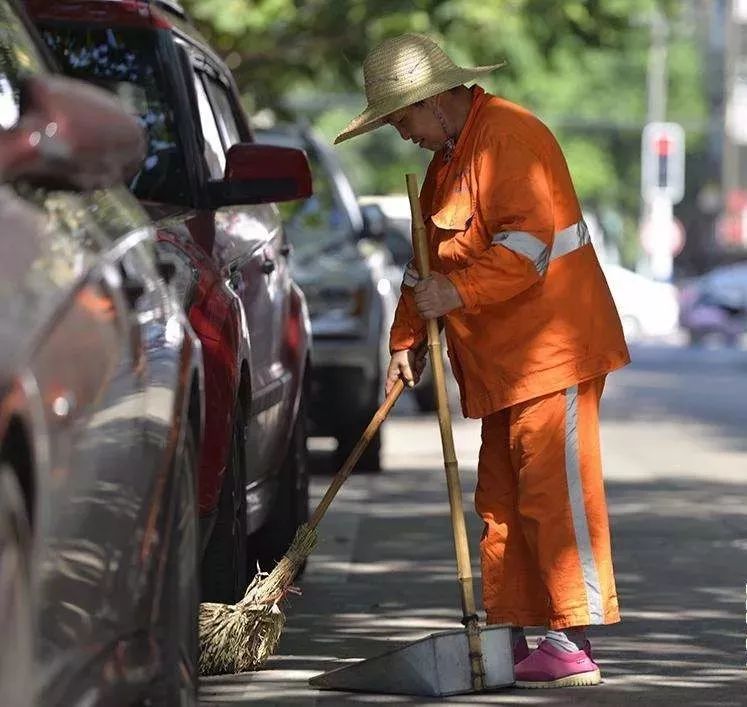 郑州:高温时段暂停保洁人员户外作业