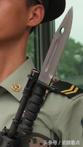 1/ 12 95式步枪刺刀:为95式枪族所配的刺刀是新研制的多功能作战辅助