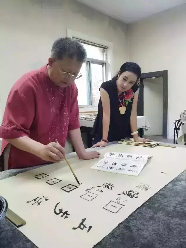 刘晓庆在微博写道:书法,与武术,中医,京剧并称为"中国四大国粹".