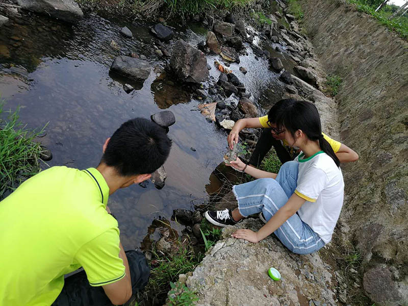 同学们进行水质取样