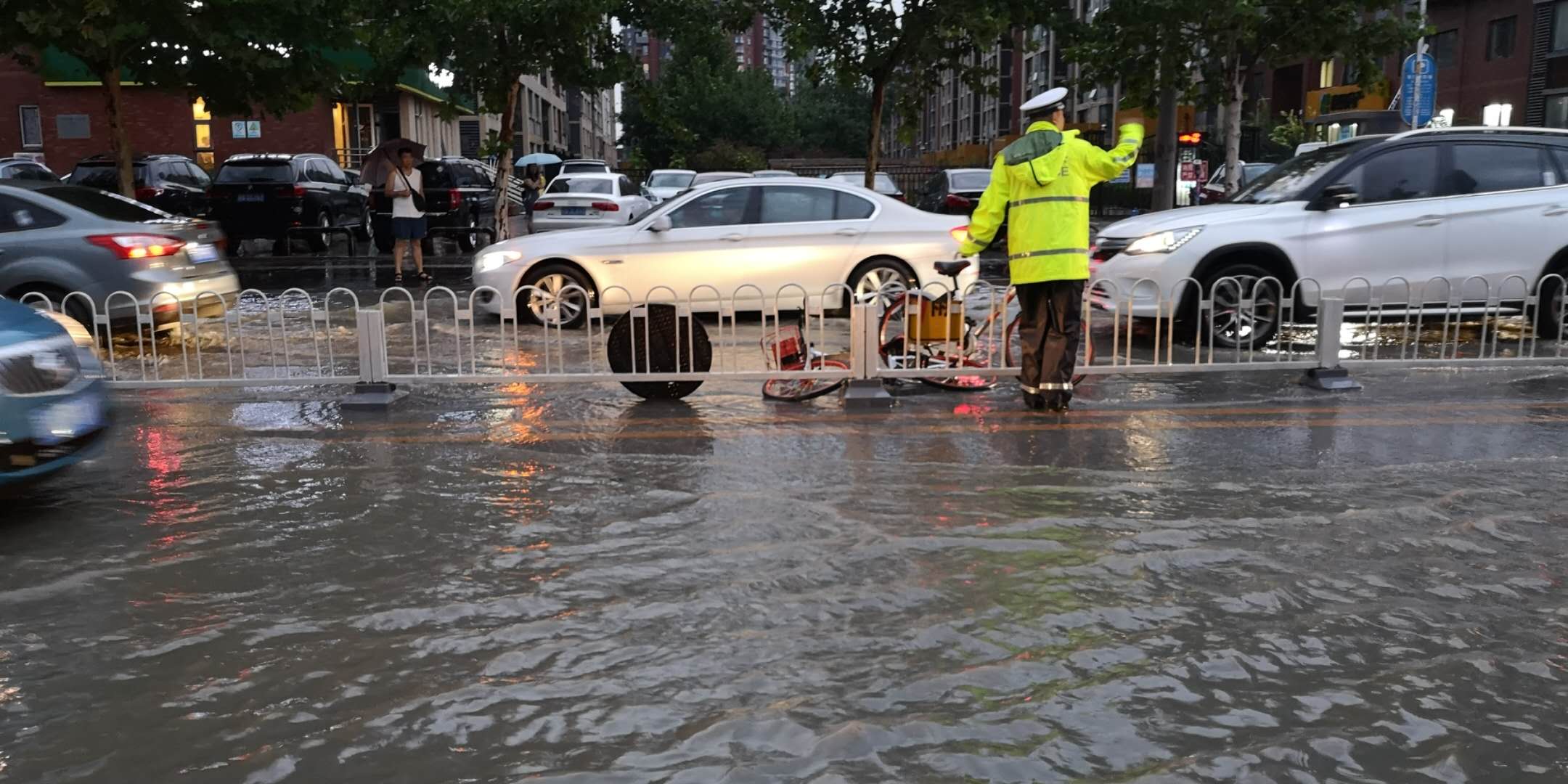 就算大雨让这座城市内涝,我会在你身旁·