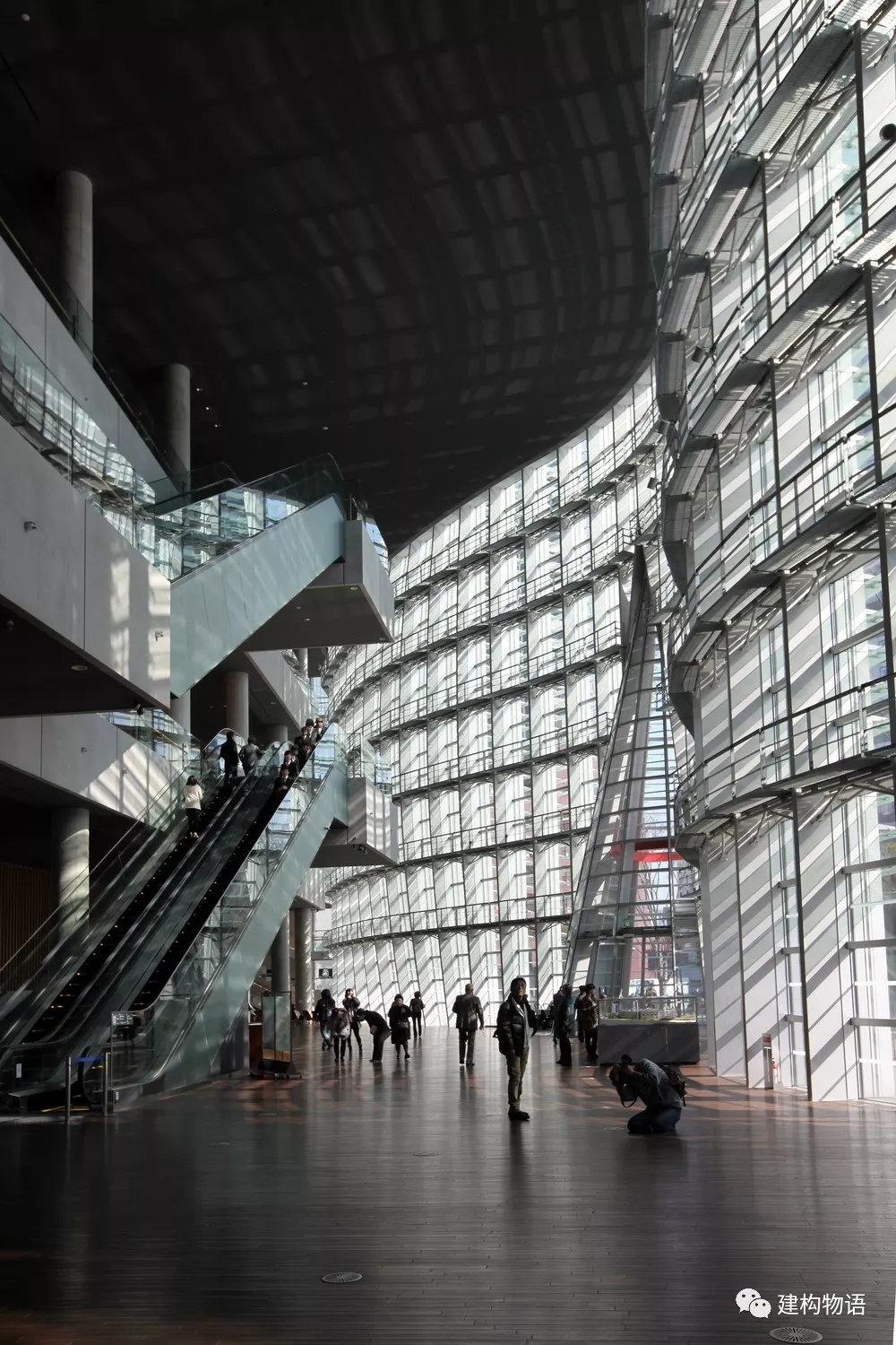 波浪起伏的玻璃幕墙——东京国立新美术馆