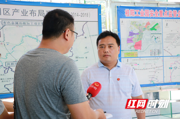 桂阳县工业园管委会主任黄龙接受媒体采访.