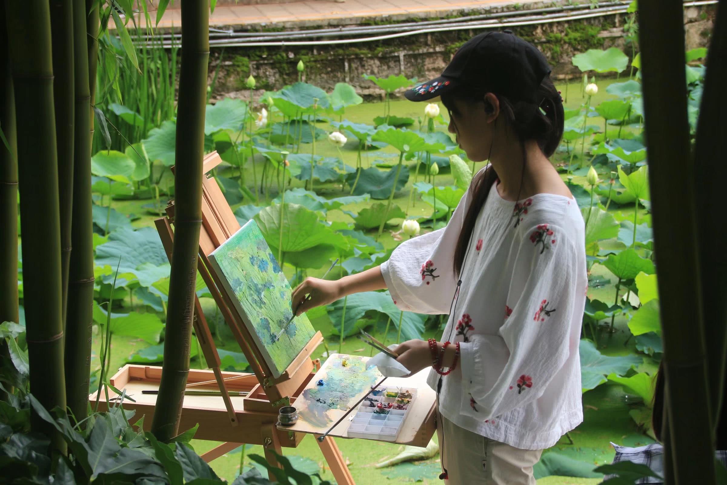 实拍旅游路上遇到的一道美丽风景线,画画的女孩也是她的画中人