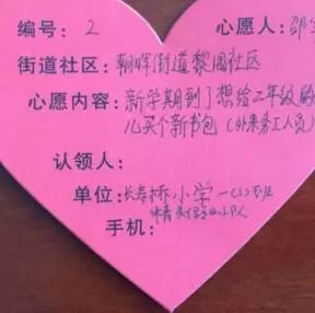 们就拿着事先准备好的文明礼让牌和文明出行倡议书当起了小小志愿者