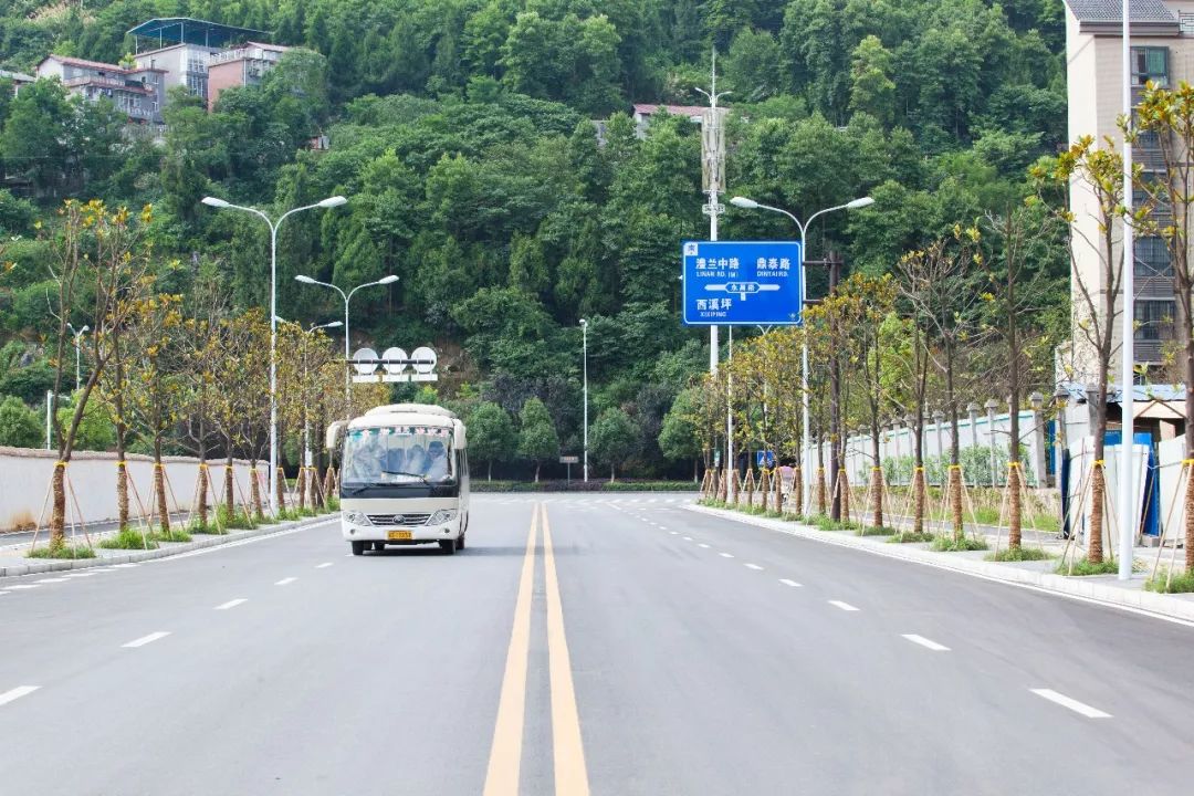 双向4车道,路幅宽25米