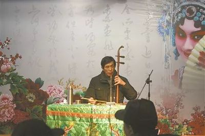 余姚莲花文书代表性传承人卢后和正在四明阁表演