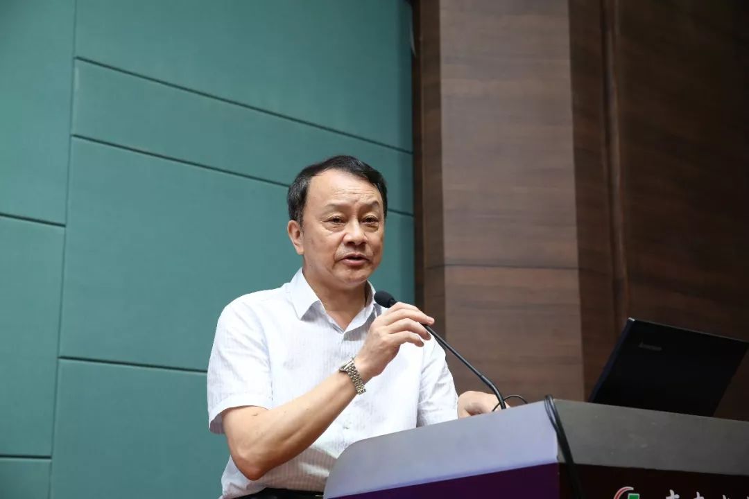 他感恩张文康部长对中医药事业的突出贡献,对广州中医药大学和广东省